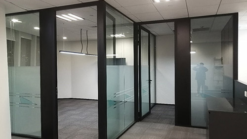 如何灵活利用玻璃隔断分隔办公空间