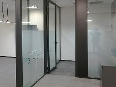 办公室隔断墙用哪些材料好-玻璃隔断的优势